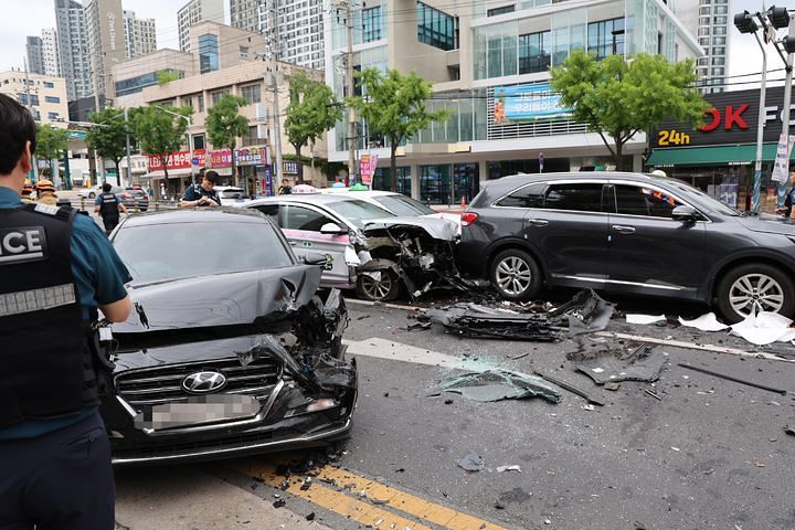 지난 22일 오전 8시37분쯤 대구 서구 중리동 한 아파트 앞 버스정류장 인근 국채보상로에서 신평리네거리 방향으로 달리던 택시가 차량 여러 대를 들이받았다. 대구소방안전본부=뉴시스