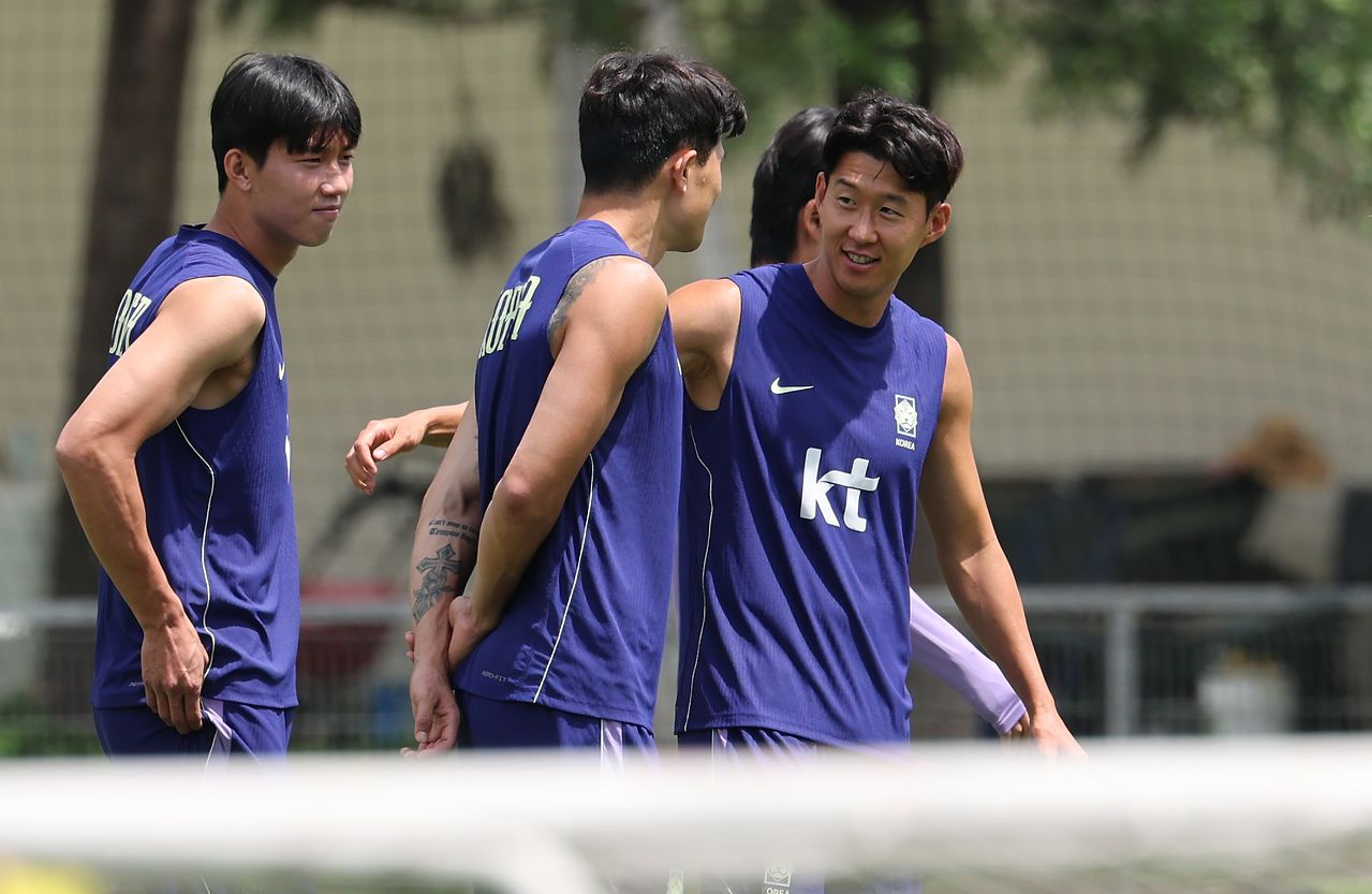 대한민국 축구 국가대표팀 손흥민과 김민재가 19일(현지시간) 멕시코 과달라하라 인근 사포판에 위치한 베이스캠프 훈련장 치바스 바예 베르데에서 회복 훈련을 하고 있다. 뉴스1