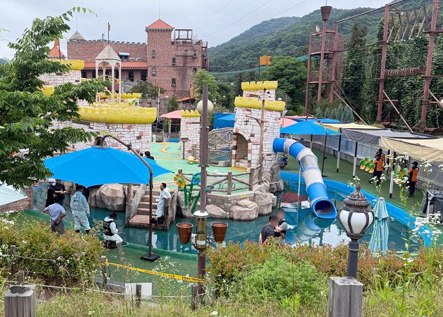 지난 22일 전남 곡성군 한 물놀이시설에서 경찰과 국립과학수사연구원, 한국전기안전공사 등이 합동감식을 벌이고 있다. 해당 시설에서는 지난 21일 초등생 형제 2명이 물놀이를 하다 의식을 잃고 쓰러져 숨졌다. 연합뉴스