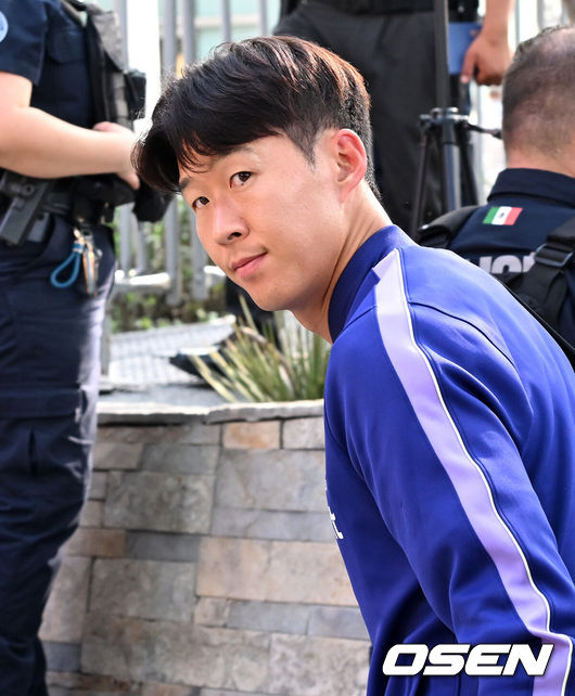 [OSEN=몬테레이(멕시코), 이대선 기자] 홍명보 감독이 이끄는 대한민국 축구대표팀이 22일(한국시간) 멕시코 몬테레이에 입성했다.대한민국 축구대표팀은 오는 25일 오전 10시 멕시코 몬테레이 스타디움에서 남아프리카공화국을 상대로 2026 국제축구연맹(FIFA) 북중미 월드컵 조별리그 A조 최종 3차전을 치른다. 대한민국 손흥민이 대표팀 숙소로 향하고 있다. 20206.06.22 /sunday@osen.co.kr