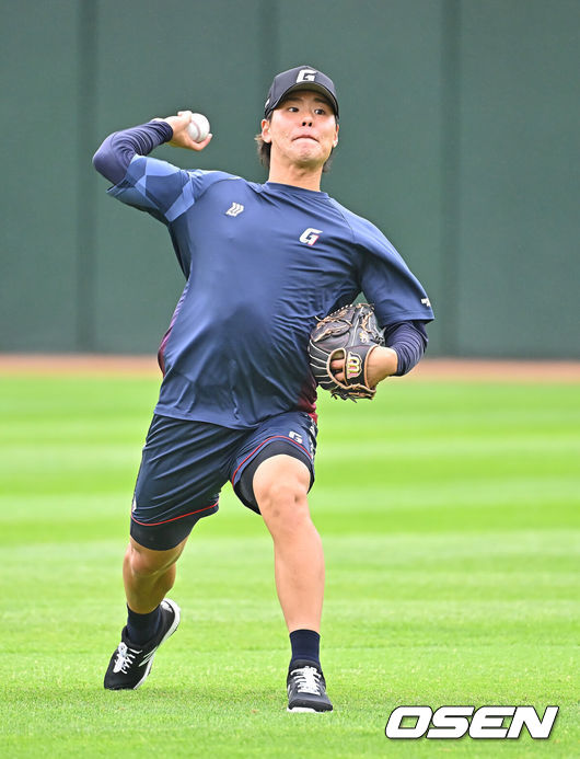 [OSEN=부산, 이석우 기자] 23일 부산 사직야구장에서 2026 신한 SOL KBO 리그 롯데 자이언츠와 NC 다이노스의 경기가 열린다. 홈팀 롯데는 박세웅이, 방문팀 NC는 라일리가 선발 출전한다.롯데 자이언츠 이이무라 쇼타가 훈련을 하고 있다. 2026.06.23 / foto0307@osen.co.kr