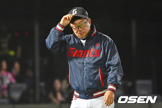 [OSEN=부산, 이석우 기자] 23일 부산 사직야구장에서 2026 신한 SOL KBO 리그 롯데 자이언츠와 NC 다이노스의 경기가 열렸다. 홈팀 롯데는 박세웅이, 방문팀 NC는 라일리가 선발 출전했다.롯데 자이언츠 김태형 감독이 9회말 1사 1,2루 윤동희의 끝내기 안타로 6연승을 올리고 팬들에게 감사 인사를 하고 있다. 2026.06.23 / foto0307@osen.co.kr
