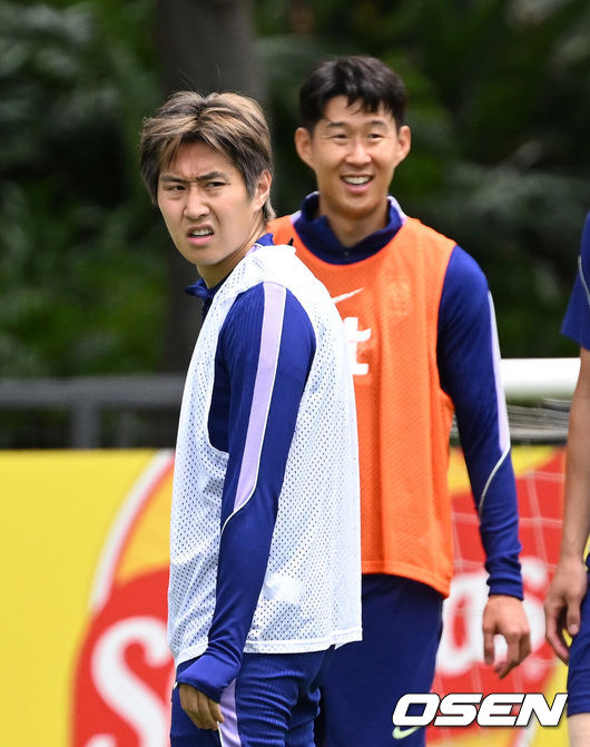 [OSEN=사포판(멕시코), 이대선 기자] 홍명보 감독이 이끄는 대한민국 축구국가대표팀이 15일(한국시각) 멕시코 과달라하라 인근 사포판의 치바스 베르데 바예에서 훈련을 진행했다.대표팀은 전날 A조 1차전에서 체코를 상대로 2-1 역전승을 거뒀다. 남아프리카공화국을 2-0으로 제압한 개최국 멕시코에 이은 조2위다.대한민국 이강인, 손흥민이 훈련을 하고 있다. 2026.06.15 /sunday@osen.co.kr