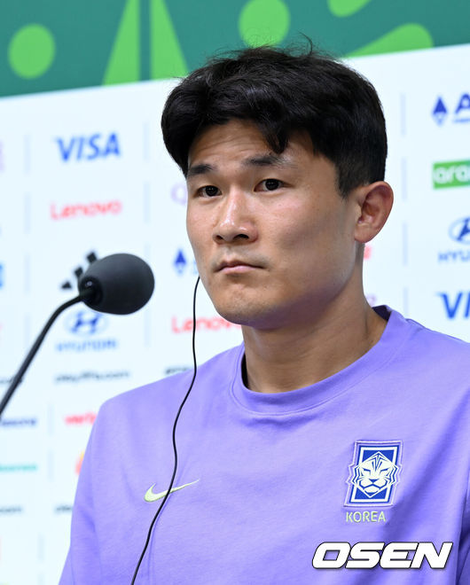 [OSEN=몬테레이(멕시코), 이대선 기자] 24일(한국시간) 멕시코 누에보레온주 과달루페의 몬테레이 스타디움에서 대한민국 축구국가대표팀 공식 기자회견이 진행됐다.대한민국 축구대표팀은 오는 25일 오전 10시 멕시코 몬테레이 스타디움에서 남아프리카공화국을 상대로 2026 국제축구연맹(FIFA) 북중미 월드컵 조별리그 A조 최종 3차전을 치른다. 대한민국 김민재가 취재진의 질문을 듣고 있다. 2026.06.24 /sunday@osen.co.kr
