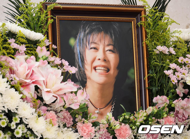 [OSEN=최규한 기자] 가수 옥희가 신장암 투병 끝에 세상을 떠났다. 옥희는 지난 20일 오후 호스피스 병동에서 가족들이 지켜보는 가운데 별세했다. 향년 73세.옥희는 1968년 5인조 걸그룹 서울시스터즈의 리더로 데뷔해 홍콩, 중동, 미국, 캐나다 등 해외 활동을 펼친 뒤, 귀국 후 솔로로 전향해 큰 사랑을 받았다. 국내 활동을 시작한 옥희는 ‘나는 몰라요’로 MBC ‘10대 가수상’을 수상했고, 이후 ‘눈으로만 말해요’, ‘어디에 있을 것 같아’, ‘아 그날이’, ‘이웃사촌’, ‘두 손을 잡아요’ 등을 발표하며 사랑받았다. 사진은 21일 오후 서울 풍납동 서울아산병원에 마련된 옥희의 빈소.  / dreamer@osen.co.kr <사진=사진공동취재단>