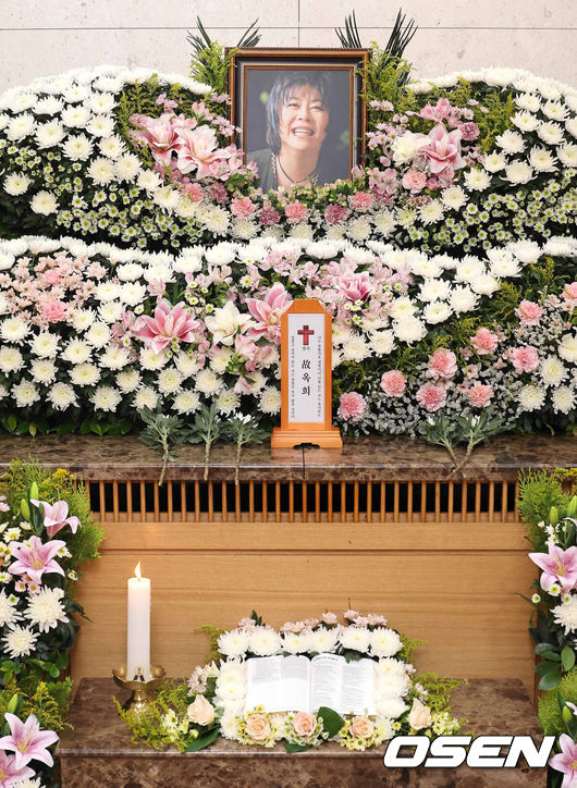 [OSEN=최규한 기자] 가수 옥희가 신장암 투병 끝에 세상을 떠났다. 옥희는 지난 20일 오후 호스피스 병동에서 가족들이 지켜보는 가운데 별세했다. 향년 73세.옥희는 1968년 5인조 걸그룹 서울시스터즈의 리더로 데뷔해 홍콩, 중동, 미국, 캐나다 등 해외 활동을 펼친 뒤, 귀국 후 솔로로 전향해 큰 사랑을 받았다. 국내 활동을 시작한 옥희는 ‘나는 몰라요’로 MBC ‘10대 가수상’을 수상했고, 이후 ‘눈으로만 말해요’, ‘어디에 있을 것 같아’, ‘아 그날이’, ‘이웃사촌’, ‘두 손을 잡아요’ 등을 발표하며 사랑받았다. 사진은 21일 오후 서울 풍납동 서울아산병원에 마련된 옥희의 빈소.  / dreamer@osen.co.kr <사진=사진공동취재단>