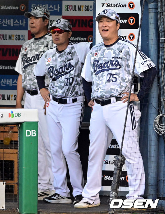 [OSEN=잠실, 조은정 기자]18일 서울 잠실야구장에서 ‘2026 신한 SOL Bank KBO리그’ 두산 베어스와 KT 위즈의 경기가 열렸다.홈팀 두산은 최민석을, 방문팀 KT는 소형준을 선발로 내세웠다.두산 김원형 감독, 이진영 코치가 경기를 지켜보고 있다. 2026.06.18 /cej@osen.co.kr