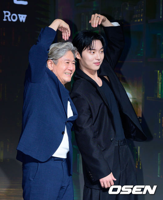[OSEN=지형준 기자] 넷플릭스 시리즈'맨 끝줄 소년' 제작발표회가 24일 서울 마포구 호텔 나루 서울 엠갤러리에서 열렸다.'맨 끝줄 소년'은 실패한 작가이자 국문학과 교수인 '허문오(최민식 분)'가 강의실 맨 끝줄 소년 '이강(최현욱 분)'의 천재성을 발견하고 그의 글에 집착하며 벌어지는 이야기를 그린 서스펜스 드라마다.배우 최민식, 최현욱이 포토타임을 하고 있다. 2026.06.24/ jpnews@osen.co.kr