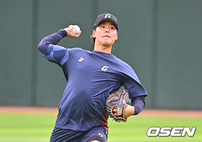 [OSEN=부산, 이석우 기자] 23일 부산 사직야구장에서 2026 신한 SOL KBO 리그 롯데 자이언츠와 NC 다이노스의 경기가 열린다. 홈팀 롯데는 박세웅이, 방문팀 NC는 라일리가 선발 출전한다.롯데 자이언츠 이이무라 쇼타가 훈련을 하고 있다. 2026.06.23 / foto0307@osen.co.kr