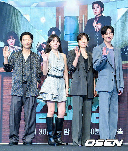 [OSEN=최규한 기자] 28일 오후 서울 신도림동 더링크서울에서 JTBC 토일드라마 ‘신입사원 강회장’ 제작발표회가 열렸다.‘신입사원 강회장’은 사업의 신이라 불리는 최성그룹 회장 강용호가 사고 이후 원치 않는 2회차 인생을 살게 되는 리마인드 라이프 스토리다.배우 진구, 이주명, 전혜진, 이준영(왼쪽부터)이 포토타임을 하고 있다. 2026.05.28 / dreamer@osen.co.kr