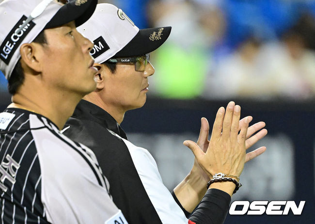 [OSEN=잠실, 최규한 기자] 23일 서울 잠실야구장에서 ‘2026 신한 SOL Bank KBO리그’ LG 트윈스와 삼성 라이온즈의 경기가 열렸다.이날 경기는 홈팀 LG가 4-3으로 승리하며 4연승을 달렸다.경기를 마치고 승리한 LG 염경엽 감독이 선수들을 맞이하며 박수를 보내고 있다. 2026.06.23 / dreamer@osen.co.kr