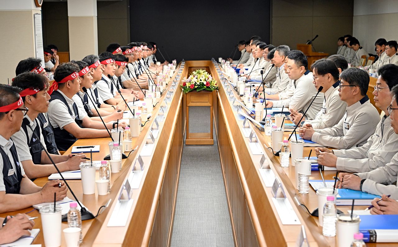 지난달 6일 현대차 노사 관계자들이 현대차 울산공장 본관 동행룸에서 2026년 임금협상 상견례를 하고 있다. 뉴스1