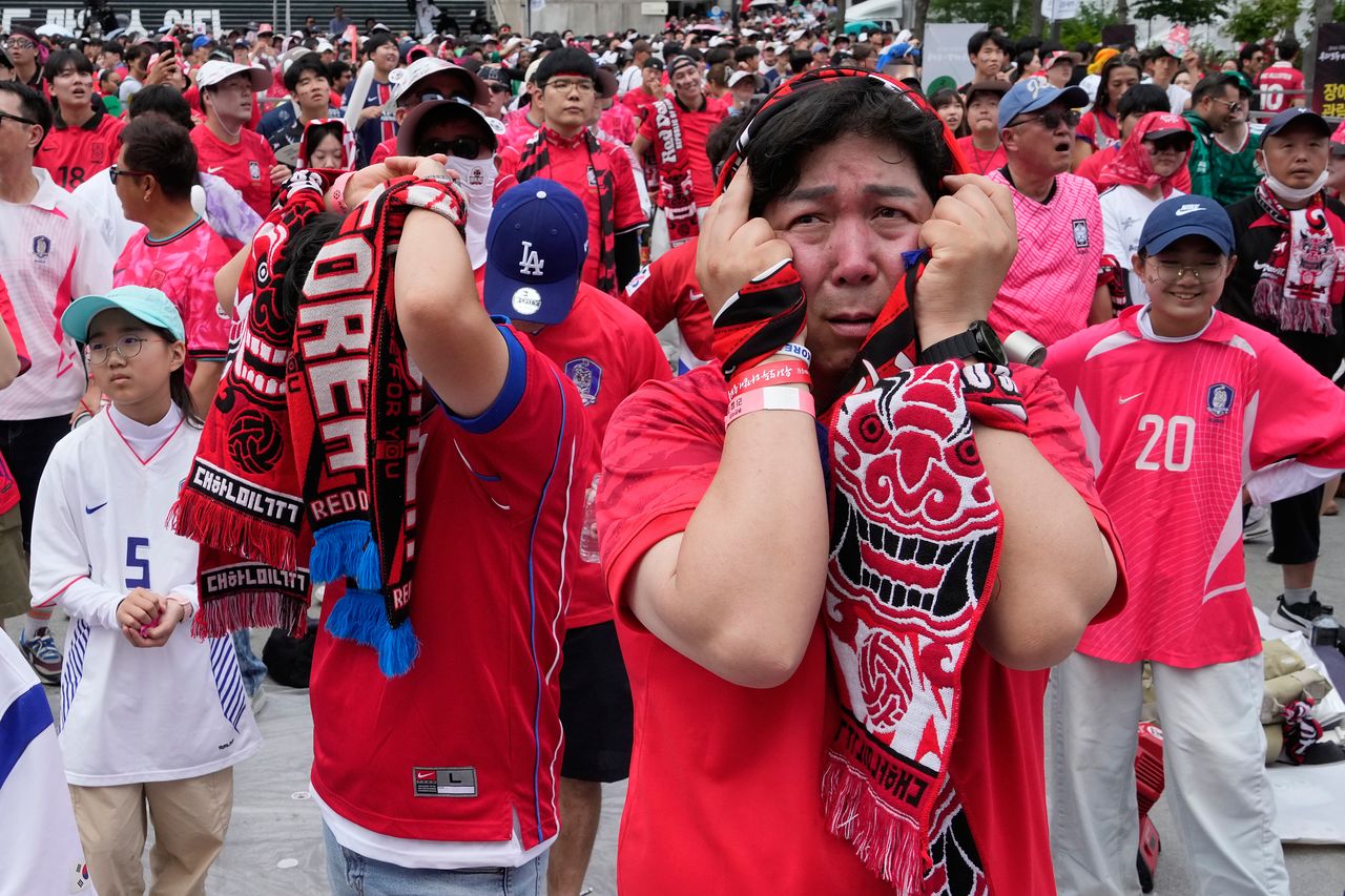 지난 19일 열린 멕시코전에서 0-1로 패하자 안타까워하는 한국 팬들. [AP=연합뉴스]
