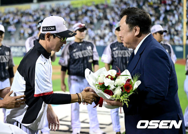 [OSEN=잠실, 최규한 기자] 프로야구 LG 트윈스가 삼성 라이온즈를 꺾고 5연승을 달렸다.LG는24일 잠실구장에서 열린 2026 KBO리그 삼성 라이온즈와 경기에서 2-0으로 승리했다.선발투수 톨허스트는 6이닝 2피안타 2볼넷 5탈삼진 무실점으로 시즌 8승째를 기록했다. 오스틴이 22호 홈런을 터뜨리며 올 시즌 첫 전 구단 상대 홈런을 기록했다.또한 염경엽 LG 감독은 개인 통산 700승을 달성했다. KBO 역대 9번째 대기록이다. 또 역대 최고령 700승 기록을 세웠다.경기를 마치고 개인통산 700승을 달성한 LG 염경엽 감독이 차명석 단장에게 꽃다발을 받고 있다. 2026.06.24 / dreamer@osen.co.kr