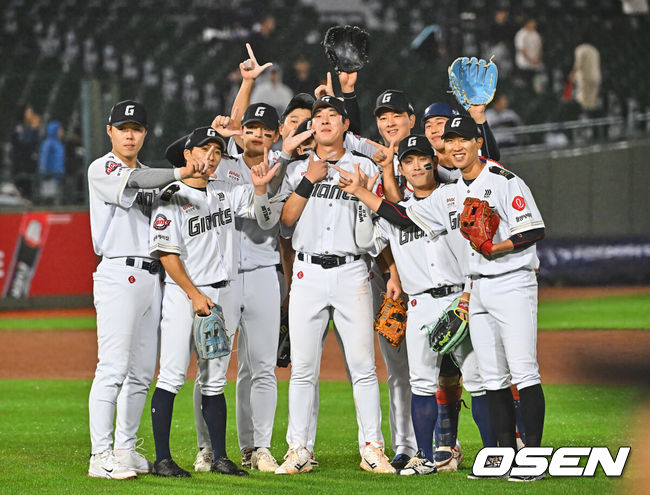 [OSEN=부산, 이석우 기자] 24일 부산 사직야구장에서 2026 신한 SOL KBO 리그 롯데 자이언츠와 NC 다이노스의 경기가 열렸다. 홈팀 롯데는 로드리게스가, 방문팀 NC는 테일러가 선발 출전했다.롯데 자이언츠 나승엽과 선수들이 5-3으로 역전승을 올리고 기념촬영 세리머니를 하고 있다. 2026.06.24 / foto0307@osen.co.kr