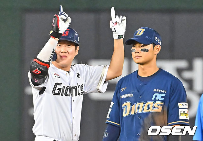 [OSEN=부산, 이석우 기자] 24일 부산 사직야구장에서 2026 신한 SOL KBO 리그 롯데 자이언츠와 NC 다이노스의 경기가 열렸다. 홈팀 롯데는 로드리게스가, 방문팀 NC는 테일러가 선발 출전했다.롯데 자이언츠 나승엽이 8회말 2사 만루 우익수 앞 안타를 치고 세리머니를 하고 있다. 2026.06.24 / foto0307@osen.co.kr