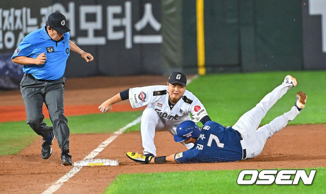 [OSEN=부산, 이석우 기자] 24일 부산 사직야구장에서 2026 신한 SOL KBO 리그 롯데 자이언츠와 NC 다이노스의 경기가 열렸다. 홈팀 롯데는 로드리게스가, 방문팀 NC는 테일러가 선발 출전했다.NC 다이노스 김주원이 8회초 1사 2루 이우성 타석때 3루 도루를 시도했으나 아웃되고 있다. 2026.06.24 / foto0307@osen.co.kr