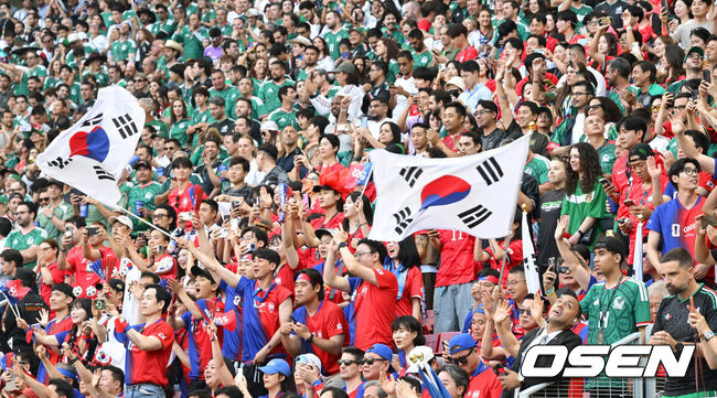 [OSEN=과달라하라(멕시코), 이대선 기자] 홍명보 감독이 이끄는 대한민국 축구대표팀은 19일 오전 10시(이하 한국시간) 멕시코 과달라하라의 에스타디오 과달라하라에서 열린 2026 국제축구연맹(FIFA) 북중미 월드컵 조별리그 A조 2차전에서 멕시코에 0-1로 패했다.이로써 한국은 1승 1패, 승점 3으로 멕시코(승점 6)에 이어 조 2위가 됐다. 체코와 남아프리카공화국이 나란히 승점 1에 머물러 있는 만큼 한국은 남아공과 최종전에서 무승부만 거둬도 조 2위를 확보할 수 있다.대한민국 관중이 열띤 응원을 펼치고 있다. 2026.06.19 /sunday@osen.co.kr