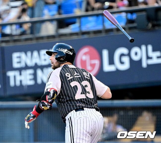 [OSEN=잠실, 최규한 기자] 24일 서울 잠실야구장에서 ‘2026 신한 SOL Bank KBO리그’ LG 트윈스와 삼성 라이온즈의 경기가 열렸다.홈팀 LG는 앤더스 톨허스트, 방문팀 삼성은 잭 오러클린을 선발로 내세웠다.4회말 1사 주자없는 상황 LG 오스틴이 선제 좌월 솔로포를 날린 뒤 타구를 바라보며 배트를 던지고 있다. 2026.06.24 / dreamer@osen.co.kr