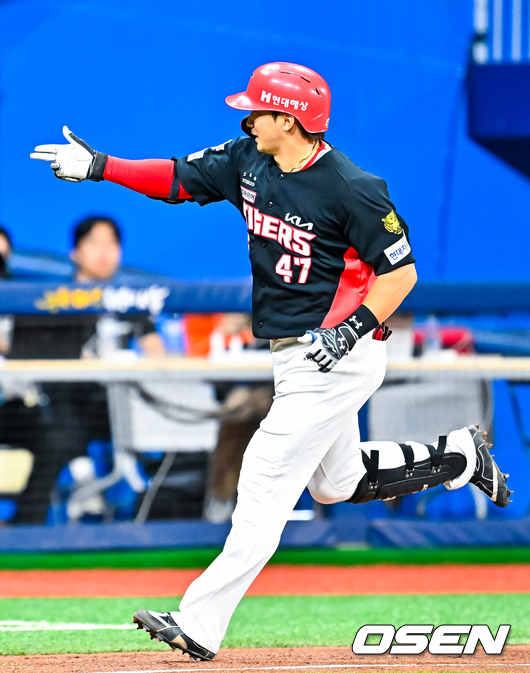 [OSEN=고척, 민경훈 기자] 23일 서울 고척스카이돔에서 2026 신한 SOL Bank KBO리그 키움 히어로즈와 KIA 타이거즈의 경기가 열렸다.키움은 박준현, KIA는 올러를 선발로 내세웠다.3회초 2사 주자 1루 KIA 나성범이 우월 선취 투런 홈런을 때린 후 그라운드를 돌고 있다. 2026.06.23 / rumi@osen.co.kr