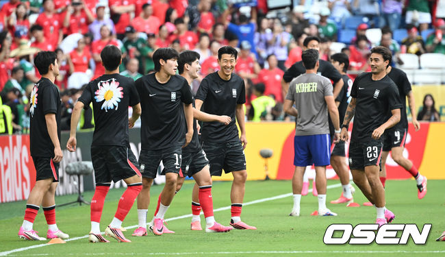 [OSEN=몬테레이(멕시코), 이대선 기자] 25일(한국시간) 멕시코 누에보레온주 과달루페의 몬테레이 스타디움에서 2026 국제축구연맹(FIFA) 북중미 월드컵 A조 조별리그 3차전 대한민국과 남아프리카공화국의 경기가 열렸다.현재 대한민국은 1승 1패(승점 3)로 조 2위에 올라 있다. 무승부만 거둬도 자력으로 32강 진출이 가능하다. 하지만 대표팀은 경우의 수보다 승리를 목표로 마지막 경기에 나선다. 손흥민이 밝은 표정으로 몸을 풀고 있다.2026.06.25 /sunday@osen.co.kr