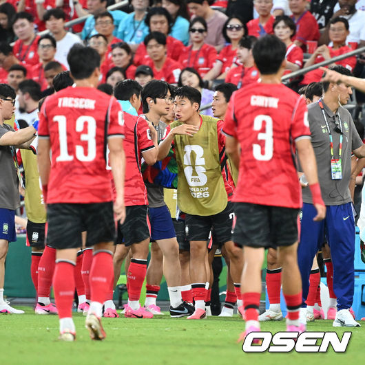 [OSEN=몬테레이(멕시코), 이대선 기자] 25일(한국시간) 멕시코 누에보레온주 과달루페의 몬테레이 스타디움에서 2026 국제축구연맹(FIFA) 북중미 월드컵 A조 조별리그 3차전 대한민국과 남아프리카공화국의 경기가 열렸다.현재 대한민국은 1승 1패(승점 3)로 조 2위에 올라 있다. 무승부만 거둬도 자력으로 32강 진출이 가능하다. 하지만 대표팀은 경우의 수보다 승리를 목표로 마지막 경기에 나선다.손흥민이 하이드레이션 타임에 후배들을 맞이 하고 있다.2026.06.25 /sunday@osen.co.kr