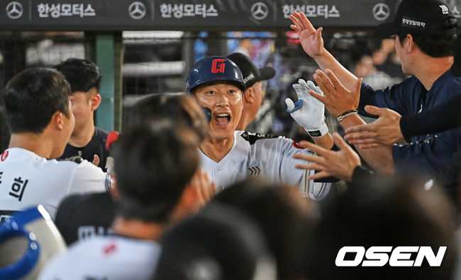 [OSEN=부산, 이석우 기자] 23일 부산 사직야구장에서 2026 신한 SOL KBO 리그 롯데 자이언츠와 NC 다이노스의 경기가 열렸다. 홈팀 롯데는 박세웅이, 방문팀 NC는 라일리가 선발 출전했다.롯데 자이언츠 노진혁이 8회말 우중월 동점 솔로 홈런을 치고 하이파이브를 하고 있다. 2026.06.23 / foto0307@osen.co.kr