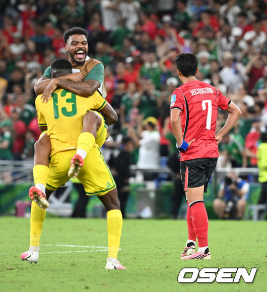 [OSEN=몬테레이(멕시코), 이대선 기자] 홍명보 감독이 이끄는 대한민국 축구대표팀은 25일(이하 한국시간) 오전 10시 멕시코 몬테레이 스타디움에서 개최된 2026 국제축구연맹(FIFA) 북중미 월드컵 조별리그 A조 최종전에서 남아프리카공화국에게 0-1 충격패를 당했다.1승2패가 된 한국은 A조 3위로 밀리며 32강 자력진출에 실패했다. 한국은 나머지 조들의 상황을 따져보고 32강에 진출할 가능성은 남아있다. 1승1무1패의 남아공이 2위로 32강 진출을 확정지었다.경기 종료 후 대한민국 손흥민이 패배에 아쉬워하고 있다. 2026.06.25 /sunday@osen.co.kr