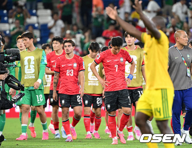[OSEN=몬테레이(멕시코), 이대선 기자] 홍명보 감독이 이끄는 대한민국 축구대표팀은 25일(이하 한국시간) 오전 10시 멕시코 몬테레이 스타디움에서 개최된 2026 국제축구연맹(FIFA) 북중미 월드컵 조별리그 A조 최종전에서 남아프리카공화국에게 0-1 충격패를 당했다.1승2패가 된 한국은 A조 3위로 밀리며 32강 자력진출에 실패했다. 한국은 나머지 조들의 상황을 따져보고 32강에 진출할 가능성은 남아있다. 1승1무1패의 남아공이 2위로 32강 진출을 확정지었다.경기 종료 후 대한민국 선수들이 패배에 아쉬워하고 있다. 2026.06.25 /sunday@osen.co.kr