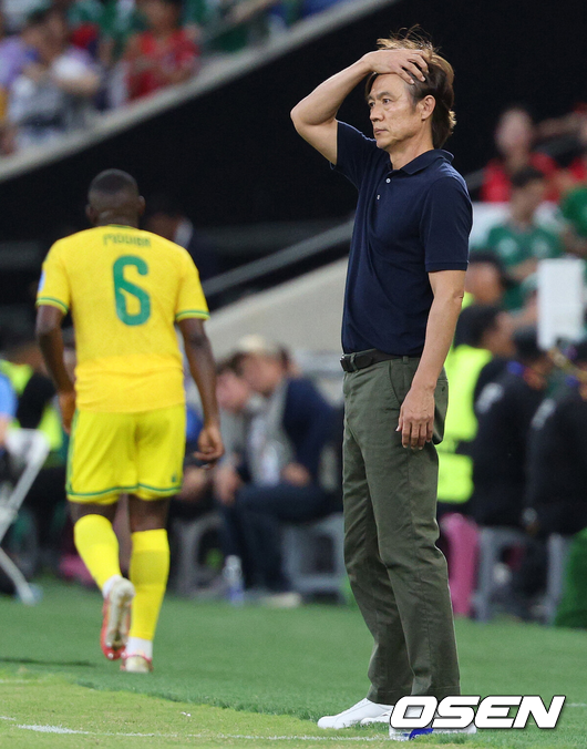 [OSEN=몬테레이(멕시코), 이대선 기자] 홍명보 감독이 이끄는 대한민국 축구대표팀은 25일(이하 한국시간) 오전 10시 멕시코 몬테레이 스타디움에서 개최된 2026 국제축구연맹(FIFA) 북중미 월드컵 조별리그 A조 최종전에서 남아프리카공화국에게 0-1 충격패를 당했다. 1승2패가 된 한국은 A조 3위로 밀리며 32강 자력진출에 실패했다. 한국은 나머지 조들의 상황을 따져보고 32강에 진출할 가능성은 남아있다. 1승1무1패의 남아공이 2위로 32강 진출을 확정지었다. 경기 종료 후 대한민국 홍명보 감독이 패배에 아쉬워하고 있다. 2026.06.25 /sunday@osen.co.kr