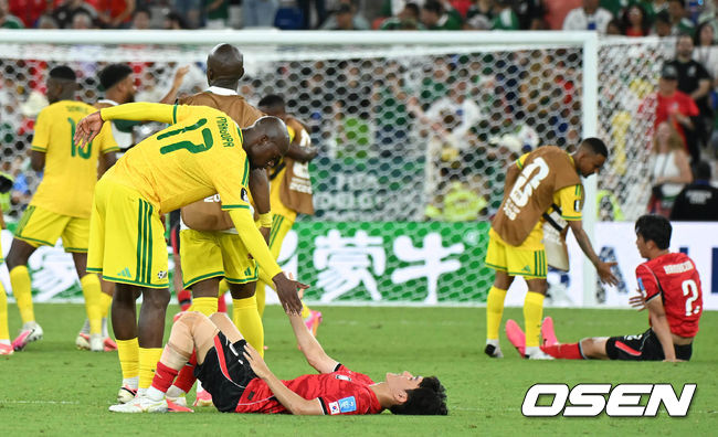 [OSEN=몬테레이(멕시코), 이대선 기자] 홍명보 감독이 이끄는 대한민국 축구대표팀은 25일(이하 한국시간) 오전 10시 멕시코 몬테레이 스타디움에서 개최된 2026 국제축구연맹(FIFA) 북중미 월드컵 조별리그 A조 최종전에서 남아프리카공화국에게 0-1 충격패를 당했다.1승2패가 된 한국은 A조 3위로 밀리며 32강 자력진출에 실패했다. 한국은 나머지 조들의 상황을 따져보고 32강에 진출할 가능성은 남아있다. 1승1무1패의 남아공이 2위로 32강 진출을 확정지었다.경기 종료 후 남아공 선수들이 그라운드에 누워있는 대한민국 선수들을 일으켜주고 있다. 2026.06.25 /sunday@osen.co.kr