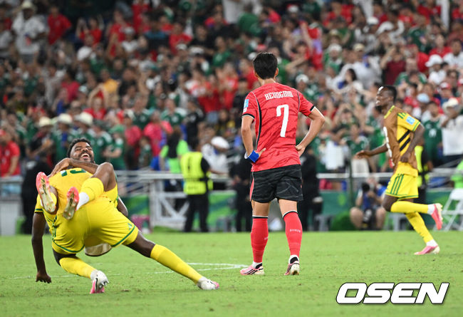 [OSEN=몬테레이(멕시코), 이대선 기자] 홍명보 감독이 이끄는 대한민국 축구대표팀은 25일(이하 한국시간) 오전 10시 멕시코 몬테레이 스타디움에서 개최된 2026 국제축구연맹(FIFA) 북중미 월드컵 조별리그 A조 최종전에서 남아프리카공화국에게 0-1 충격패를 당했다.1승2패가 된 한국은 A조 3위로 밀리며 32강 자력진출에 실패했다. 한국은 나머지 조들의 상황을 따져보고 32강에 진출할 가능성은 남아있다. 1승1무1패의 남아공이 2위로 32강 진출을 확정지었다.경기 종료 후 대한민국 손흥민이 패배에 아쉬워하고 있다. 2026.06.25 /sunday@osen.co.kr