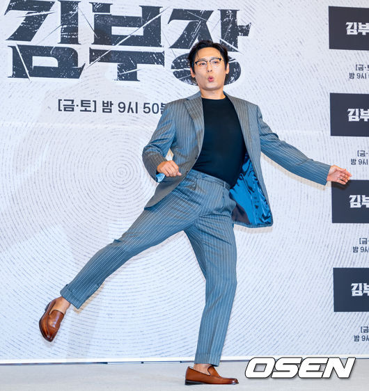 [OSEN=민경훈 기자] 25일 오후 서울 양천구 목동 SBS 방송센터 SBS홀에서 SBS 새 금토드라마 '김부장' 제작발표회가 열렸다.오는 26일 첫 방송 되는 ‘김부장’은 세상 가장 평범한 아빠가 하나뿐인 딸을 되찾기 위해 세상에서 가장 위험한 남자가 돼 싸우는 복수 액션극이다. 소지섭, 최대훈, 윤경호, 손나은, 김성규 등 화려한 출연진으로 관심을 모으고 있다.배우 최대훈이 포즈를 취하고 있다. 2026.06.25 / rumi@osen.co.kr