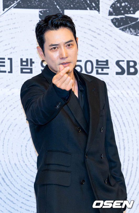 [OSEN=민경훈 기자] 25일 오후 서울 양천구 목동 SBS 방송센터 SBS홀에서 SBS 새 금토드라마 '김부장' 제작발표회가 열렸다.오는 26일 첫 방송 되는 ‘김부장’은 세상 가장 평범한 아빠가 하나뿐인 딸을 되찾기 위해 세상에서 가장 위험한 남자가 돼 싸우는 복수 액션극이다. 소지섭, 최대훈, 윤경호, 손나은, 김성규 등 화려한 출연진으로 관심을 모으고 있다.배우 주상욱이 포즈를 취하고 있다. 2026.06.25 / rumi@osen.co.kr