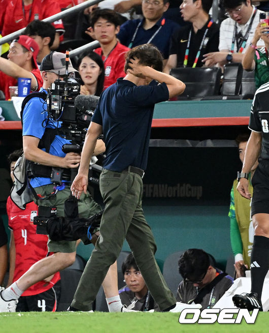 [OSEN=몬테레이(멕시코), 이대선 기자] 홍명보 감독이 이끄는 대한민국 축구대표팀은 25일(이하 한국시간) 오전 10시 멕시코 몬테레이 스타디움에서 개최된 2026 국제축구연맹(FIFA) 북중미 월드컵 조별리그 A조 최종전에서 남아프리카공화국에게 0-1 충격패를 당했다.1승2패가 된 한국은 A조 3위로 밀리며 32강 자력진출에 실패했다. 한국은 나머지 조들의 상황을 따져보고 32강에 진출할 가능성은 남아있다. 1승1무1패의 남아공이 2위로 32강 진출을 확정지었다.경기 종료 후 대한민국 홍명보 감독이 패배에 아쉬워하고 있다. 2026.06.25 /sunday@osen.co.kr