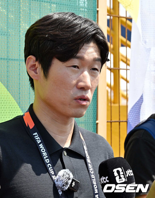 [OSEN=몬테레이(멕시코), 이대선 기자] 24일(한국시간) 멕시코 몬테레이에 위치한 에스타디오 유니버시타리오에서 대한민국 축구 대표팀의 훈련이 진행됐다.대한민국 축구대표팀은 오는 25일 오전 10시 멕시코 몬테레이 스타디움에서 남아프리카공화국을 상대로 2026 국제축구연맹(FIFA) 북중미 월드컵 조별리그 A조 최종 3차전을 치른다. 대한민국 선수들이 훈련을 하고 있다. 20206.06.24 /sunday@osen.co.kr