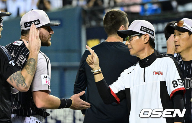 [OSEN=잠실, 최규한 기자] 프로야구 LG 트윈스가 삼성 라이온즈를 꺾고 5연승을 달렸다.LG는24일 잠실구장에서 열린 2026 KBO리그 삼성 라이온즈와 경기에서 2-0으로 승리했다.선발투수 톨허스트는 6이닝 2피안타 2볼넷 5탈삼진 무실점으로 시즌 8승째를 기록했다. 오스틴이 22호 홈런을 터뜨리며 올 시즌 첫 전 구단 상대 홈런을 기록했다.또한 염경엽 LG 감독은 개인 통산 700승을 달성했다. KBO 역대 9번째 대기록이다. 또 역대 최고령 700승 기록을 세웠다.경기를 마치고 승리한 LG 염경엽 감독과 오스틴이 인사를 나누고 있다. 2026.06.24 / dreamer@osen.co.kr