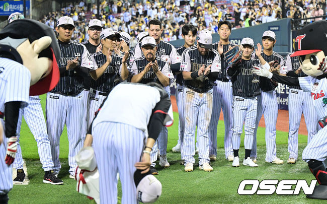 [OSEN=잠실, 최규한 기자] 프로야구 LG 트윈스가 삼성 라이온즈를 꺾고 5연승을 달렸다.LG는24일 잠실구장에서 열린 2026 KBO리그 삼성 라이온즈와 경기에서 2-0으로 승리했다.선발투수 톨허스트는 6이닝 2피안타 2볼넷 5탈삼진 무실점으로 시즌 8승째를 기록했다. 오스틴이 22호 홈런을 터뜨리며 올 시즌 첫 전 구단 상대 홈런을 기록했다.또한 염경엽 LG 감독은 개인 통산 700승을 달성했다. KBO 역대 9번째 대기록이다. 또 역대 최고령 700승 기록을 세웠다.경기를 마치고 개인통산 700승을 달성한 LG 염경엽 감독이 선수들에게 허리르 숙여 인사를 전하고 있다. 2026.06.24 / dreamer@osen.co.kr