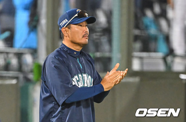 [OSEN=부산, 이석우 기자] 25일 부산 사직야구장에서 2026 신한 SOL KBO 리그 롯데 자이언츠와 NC 다이노스의 경기가 열렸다. 홈팀 롯데는 이민석이, 방문팀 NC는 토다가 선발 출전했다.NC 다이노스 이호준 감독이 롯데 자이언츠에 8-2로 승리한 후 박수를 보내고 있다. 2026.06.25 / foto0307@osen.co.kr