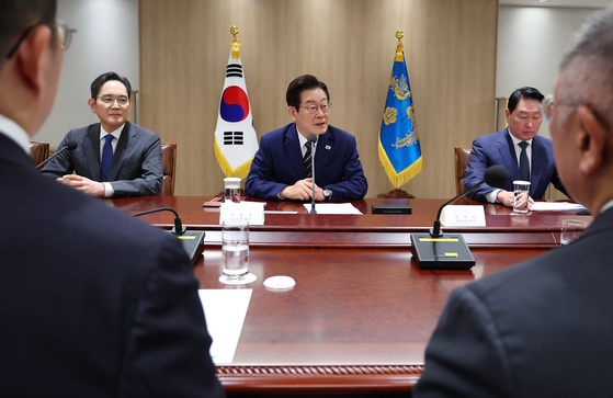 이재명 대통령이 지난해 11월 용산 대통령실에서 열린 한미 관세협상 후속 민관 합동회의에서 발언하고 있다.   가운데에는 시계방향으로 이재명 대통령, 최태원 SK그룹 회장(우측), 이재용 삼성전자 회장(좌측). 연합뉴스