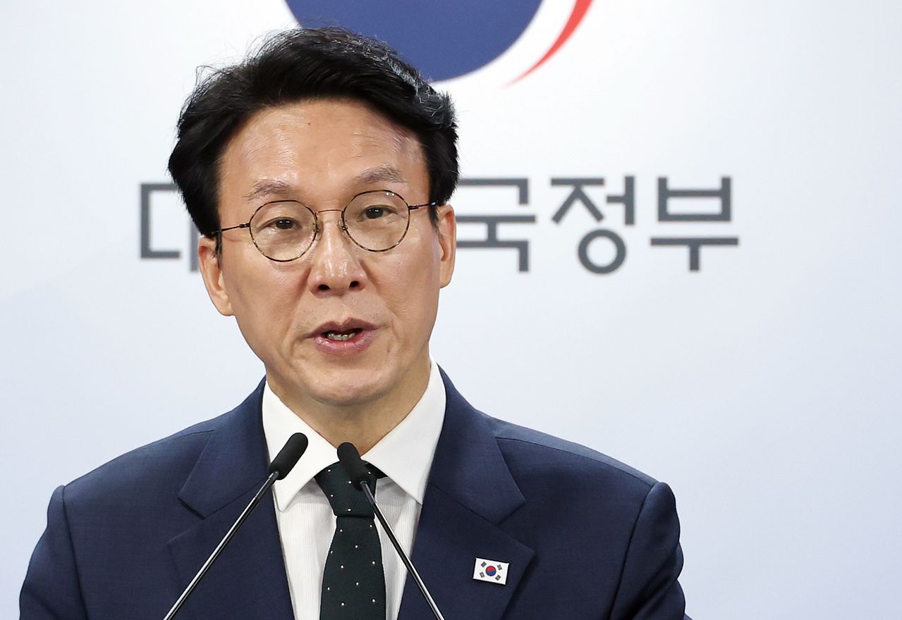 김민석 국무총리가 25일 서울 종로구 정부서울청사에서 열린 검찰개혁 관련 현안 브리핑에서 ″검찰 보완수사권 폐지를 정부의 기본 입장으로 최종 정리했다″고 밝히고 있다. 연합뉴스