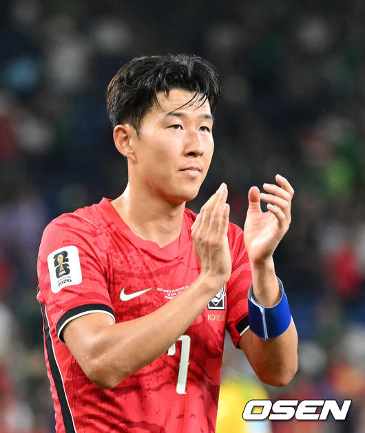[OSEN=몬테레이(멕시코), 이대선 기자] 홍명보 감독이 이끄는 대한민국 축구대표팀은 25일(이하 한국시간) 오전 10시 멕시코 몬테레이 스타디움에서 개최된 2026 국제축구연맹(FIFA) 북중미 월드컵 조별리그 A조 최종전에서 남아프리카공화국에게 0-1 충격패를 당했다.1승2패가 된 한국은 A조 3위로 밀리며 32강 자력진출에 실패했다. 한국은 나머지 조들의 상황을 따져보고 32강에 진출할 가능성은 남아있다. 1승1무1패의 남아공이 2위로 32강 진출을 확정지었다.경기 종료 후 대한민국 손흥민이 관중석을 향해 인사를 하고 있다. 2026.06.25 /sunday@osen.co.kr