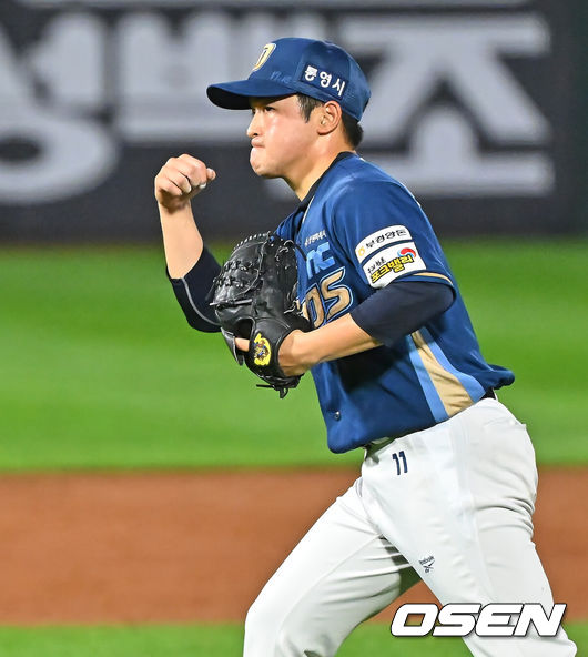 [OSEN=부산, 이석우 기자] 25일 부산 사직야구장에서 2026 신한 SOL KBO 리그 롯데 자이언츠와 NC 다이노스의 경기가 열렸다. 홈팀 롯데는 이민석이, 방문팀 NC는 토다가 선발 출전했다.NC 다이노스 선발 투수 토다가 5회말 2사 롯데 자이언츠 박건우를 삼진으로 잡고 주먹을 불끈 쥐고 있다. 2026.06.25 / foto0307@osen.co.kr