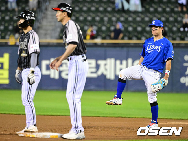 [OSEN=잠실, 최규한 기자] 프로야구 삼성 라이온즈가 LG 트윈스를 꺾고 스윕패를 모면했다. LG는 5연승에서 멈췄다.삼성은 25일 잠실구장에서 2026 KBO리그 LG와 경기에서 13-6으로 승리했다.1~2회 8점을 뽑으며 일찌감치 승기를 잡았다.8회말 1루수로 나선 삼성 강민호가 수비를 준비하고 있다. 2026.06.25 / dreamer@osen.co.kr