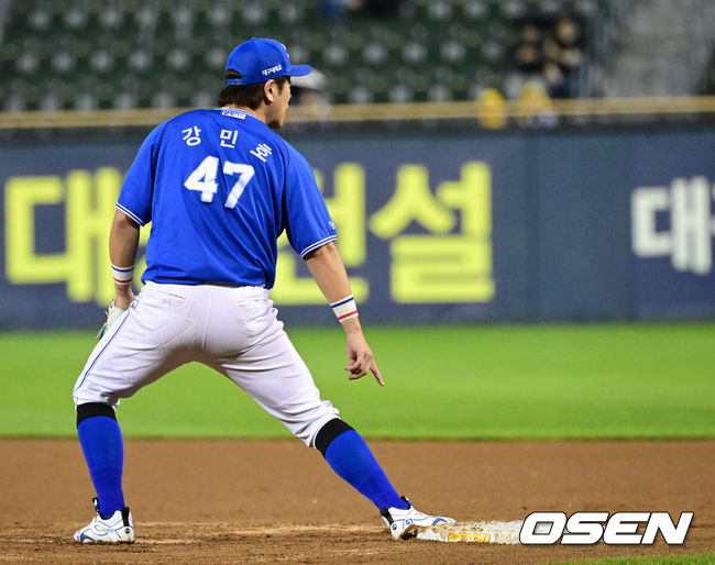 [OSEN=잠실, 최규한 기자] 25일 서울 잠실야구장에서 ‘2026 신한 SOL Bank KBO리그’ LG 트윈스와 삼성 라이온즈의 경기가 열렸다.홈팀 LG는 이정용, 방문팀 삼성은 아리엘 후라도를 선발로 내세웠다.8회말 수비 때 삼성 강민호가 1루수로 나서 베이스 밟는 위치를 체크하고 있다. 2026.06.25 / dreamer@osen.co.kr