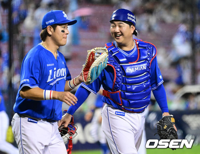 [OSEN=잠실, 최규한 기자] 25일 서울 잠실야구장에서 ‘2026 신한 SOL Bank KBO리그’ LG 트윈스와 삼성 라이온즈의 경기가 열렸다.홈팀 LG는 이정용, 방문팀 삼성은 아리엘 후라도를 선발로 내세웠다. 8회말 수비 때 삼성 강민호가 1루수로 나서며 포수 장승현과 인사를 나누고 있다. 2026.06.25 / dreamer@osen.co.kr