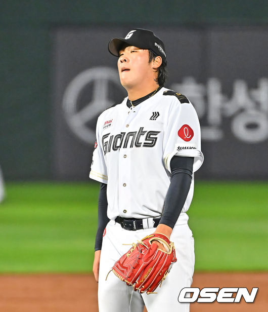 [OSEN=부산, 이석우 기자] 25일 부산 사직야구장에서 2026 신한 SOL KBO 리그 롯데 자이언츠와 NC 다이노스의 경기가 열렸다. 홈팀 롯데는 이민석이, 방문팀 NC는 토다가 선발 출전했다.롯데 자이언츠 선발 투수 이민석이 3회초 2사 2루 NC 다이노스 김휘집에게 볼넷을 허용하고 아쉬워하고 있다. 2026.06.25 / foto0307@osen.co.kr