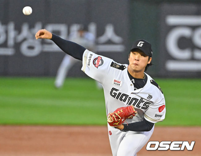[OSEN=부산, 이석우 기자] 25일 부산 사직야구장에서 2026 신한 SOL KBO 리그 롯데 자이언츠와 NC 다이노스의 경기가 열렸다. 홈팀 롯데는 이민석이, 방문팀 NC는 토다가 선발 출전했다.롯데 자이언츠 선발 투수 이민석이 역투하고 있다. 2026.06.25 / foto0307@osen.co.kr