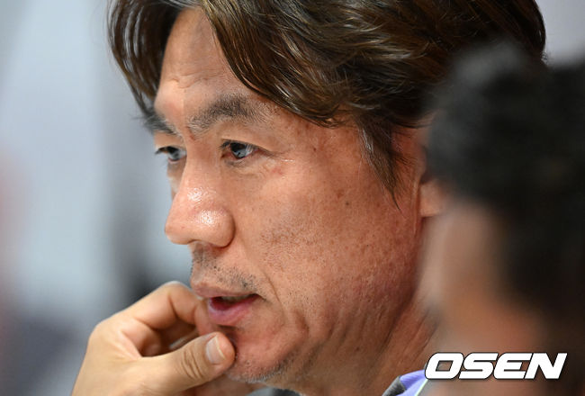 [OSEN=사포판(멕시코), 이대선 기자] 홍명보 감독이 이끄는 대한민국 축구국가대표팀이 26일(한국시각) 멕시코 과달라하라 인근 사포판의 치바스 베르데 바예에서 훈련을 진행했다.대한민국은 1승 2패(승점 3)로 조 3위에 머물렀다. 자력으로 32강에 오를 기회를 놓쳤고, 이제는 다른 조 경기 결과를 기다려야 하는 처지가 됐다.훈련에 앞서 대한민국 홍명보 감독이 인터뷰를 하고 있다. 2026.06.26 /sunday@osen.co.kr