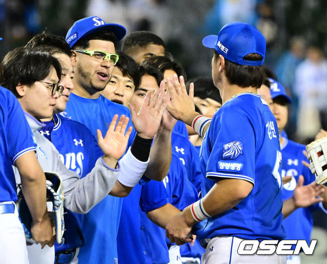 [OSEN=잠실, 최규한 기자] 프로야구 삼성 라이온즈가 LG 트윈스를 꺾고 스윕패를 모면했다. LG는 5연승에서 멈췄다.삼성은 25일 잠실구장에서 2026 KBO리그 LG와 경기에서 13-6으로 승리했다.1~2회 8점을 뽑으며 일찌감치 승기를 잡았다.경기를 마치고 승리한 삼성 승리투수 후라도와 강민호가 인사를 나누고 있다. 2026.06.25 / dreamer@osen.co.kr